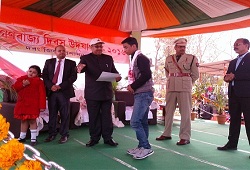 Shri Abhijit Sinha was felicitated with the Best Operator Darrang Award for his contribution towards DOCSMEN entry, by the Darrang District Administration during the Republic Day Celebrations on 26th Jan, 2016.