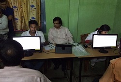 Shri Prateek Hajela, State Coordinator, NRC taking a look at the application receipt software trial run at Chandrapur today (15/05/2015)