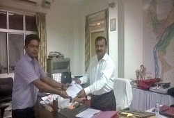 Shri Nazrul Islam, ACS, Deputy Commissioner Dhubri seen receiving his Acknowledgement receipt after submission of NRC e-Form today.