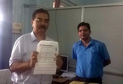 Shri Razvee S. Hussain, ADC Dhubri receives his NRC Acknowledgement Receipt after submission through NRC e-Form facility.