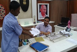 DC Golaghat Shri Anowarul Haque receives his Acknowledgement slip against his online submission of NRC Application Form on 6th July 2015.